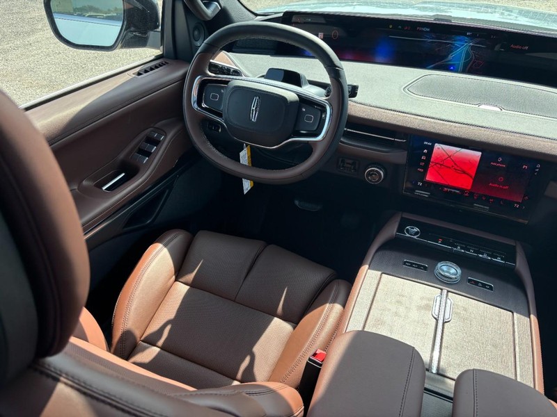 Lincoln Navigator Vehicle Full-screen Gallery Image 13