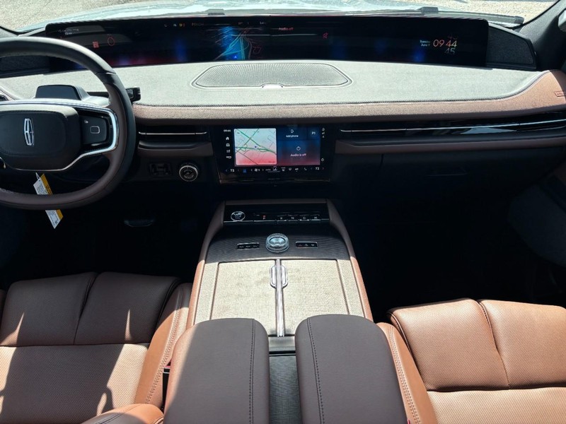 Lincoln Navigator Vehicle Full-screen Gallery Image 14