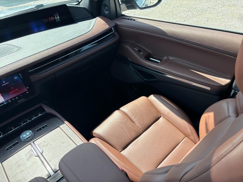 Lincoln Navigator Vehicle Full-screen Gallery Image 15