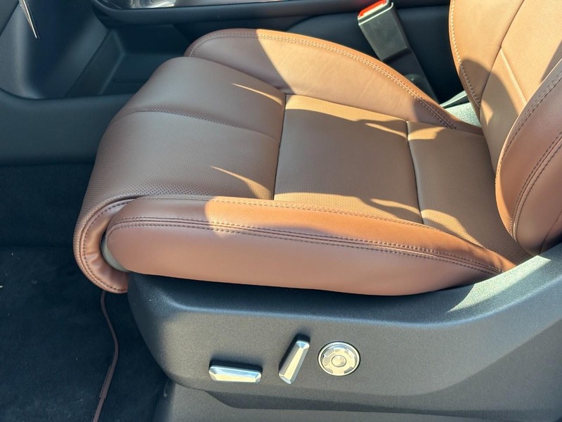 Lincoln Navigator Vehicle Full-screen Gallery Image 16