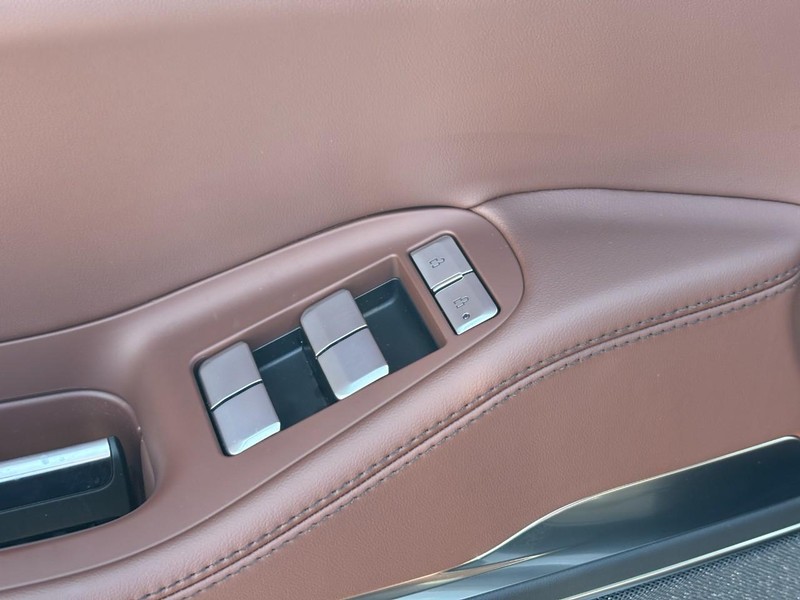 Lincoln Navigator Vehicle Full-screen Gallery Image 17