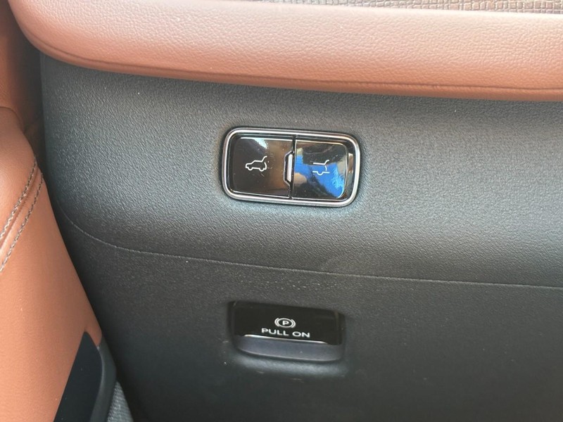 Lincoln Navigator Vehicle Full-screen Gallery Image 18