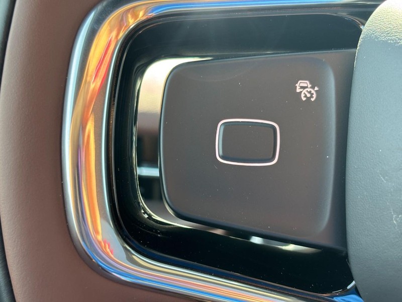 Lincoln Navigator Vehicle Full-screen Gallery Image 19