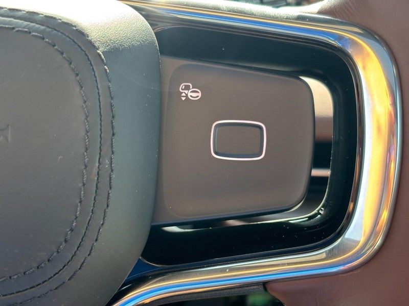 Lincoln Navigator Vehicle Full-screen Gallery Image 20
