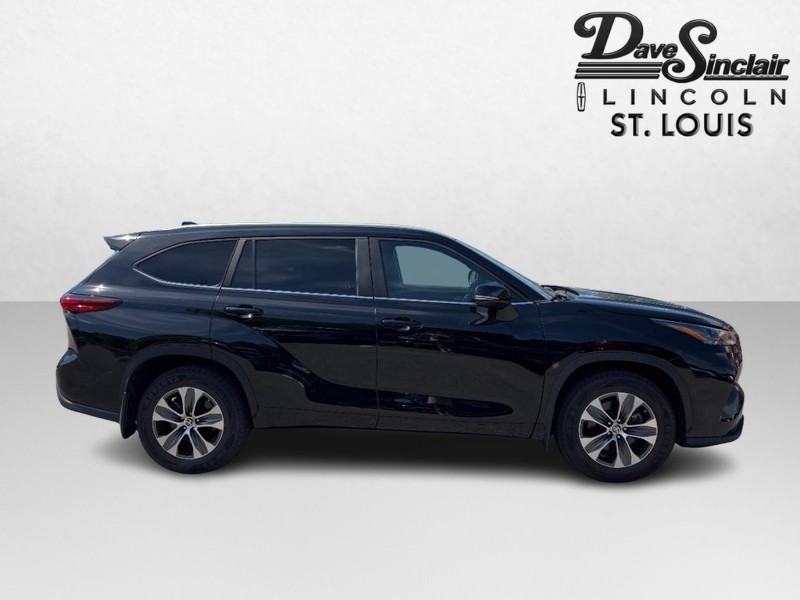 Toyota Highlander Vehicle Full-screen Gallery Image 02