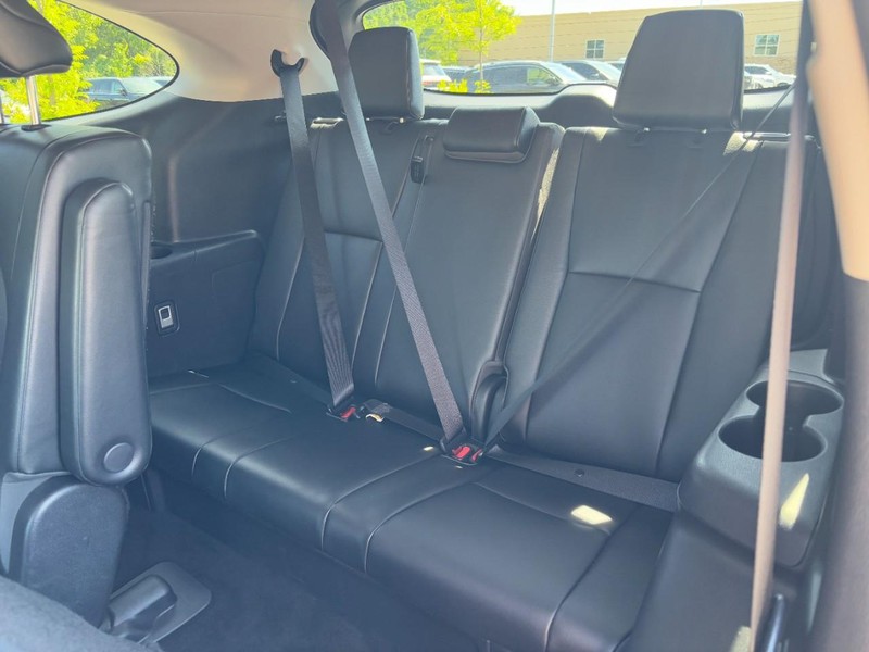 Toyota Highlander Vehicle Full-screen Gallery Image 12