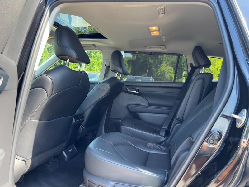 Toyota Highlander Vehicle Full-screen Gallery Image 13