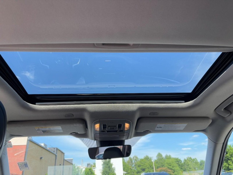 Toyota Highlander Vehicle Full-screen Gallery Image 14