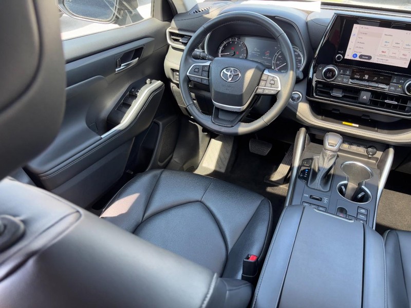 Toyota Highlander Vehicle Full-screen Gallery Image 15