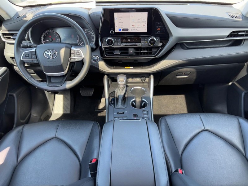 Toyota Highlander Vehicle Full-screen Gallery Image 16