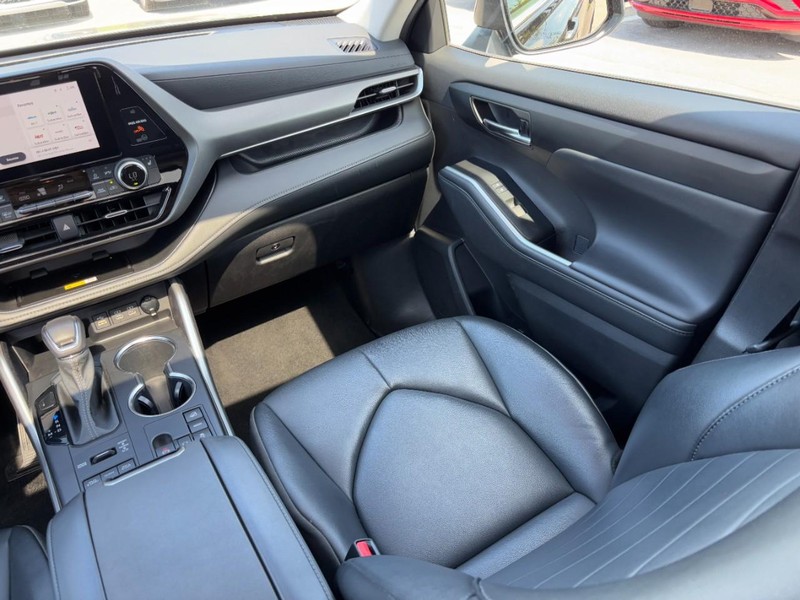 Toyota Highlander Vehicle Full-screen Gallery Image 17