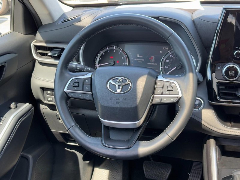 Toyota Highlander Vehicle Full-screen Gallery Image 18