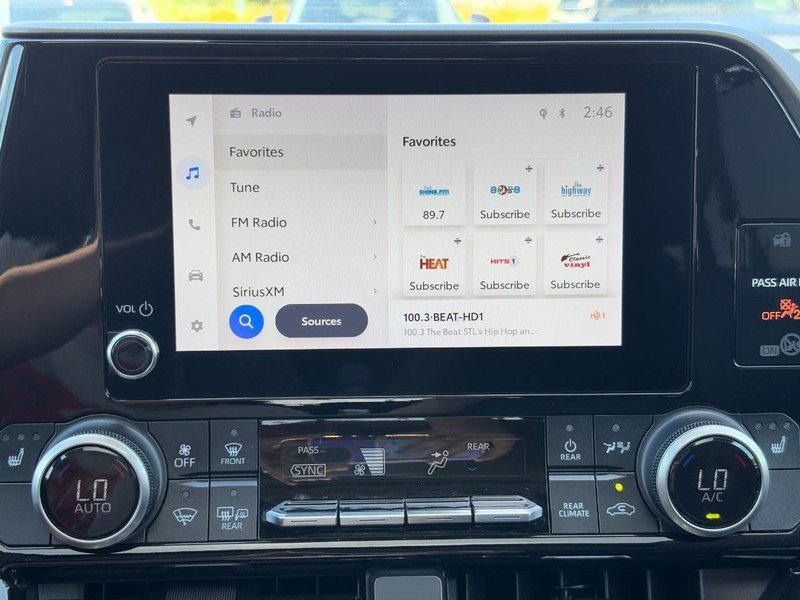 Toyota Highlander Vehicle Full-screen Gallery Image 22