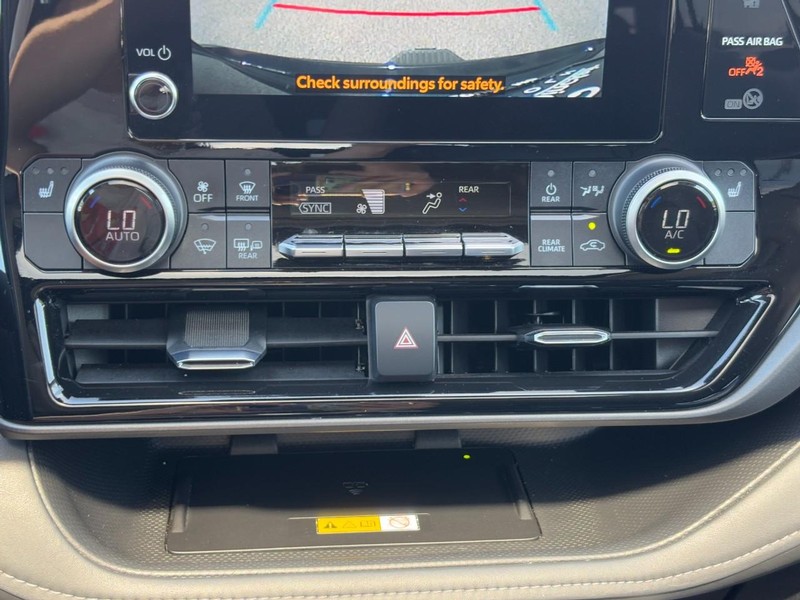 Toyota Highlander Vehicle Full-screen Gallery Image 24