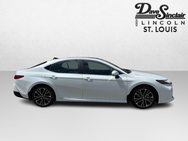 Toyota Camry Vehicle Full-screen Gallery Image 02