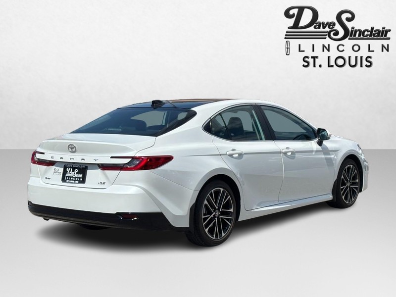 Toyota Camry Vehicle Full-screen Gallery Image 03