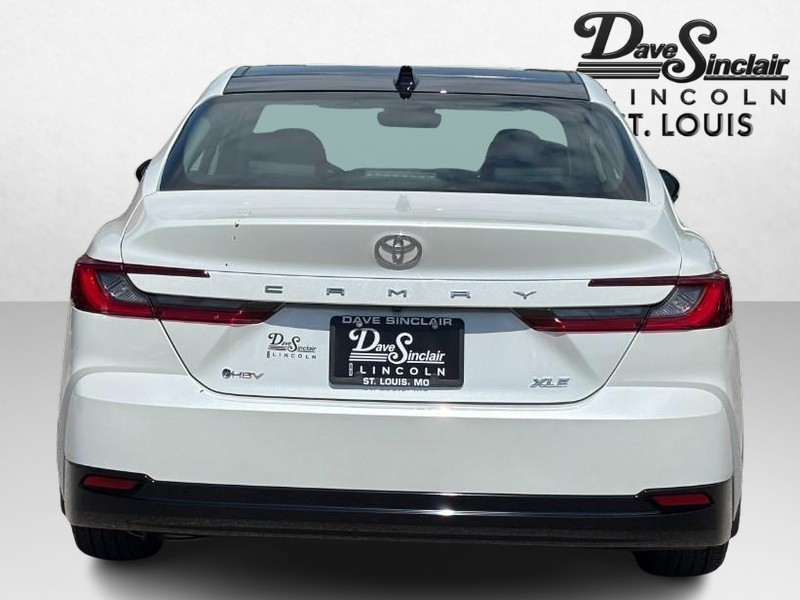 Toyota Camry Vehicle Full-screen Gallery Image 04