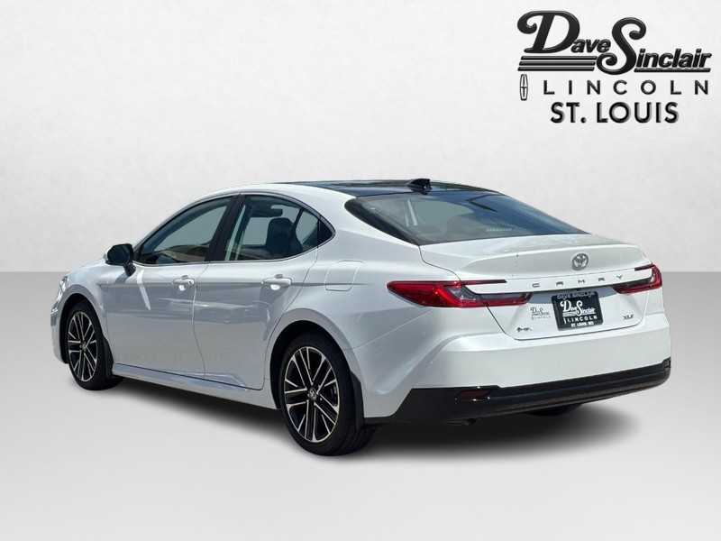 Toyota Camry Vehicle Full-screen Gallery Image 05