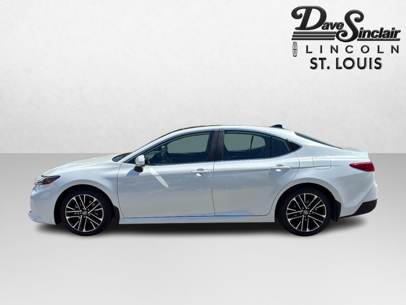 Toyota Camry Vehicle Full-screen Gallery Image 06