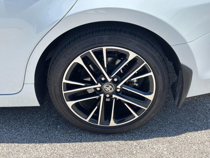 Toyota Camry Vehicle Full-screen Gallery Image 11