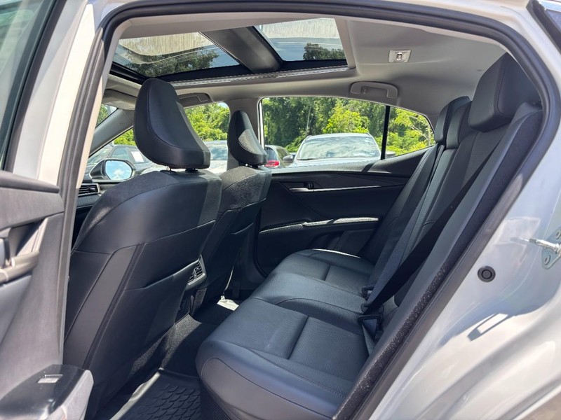 Toyota Camry Vehicle Full-screen Gallery Image 12