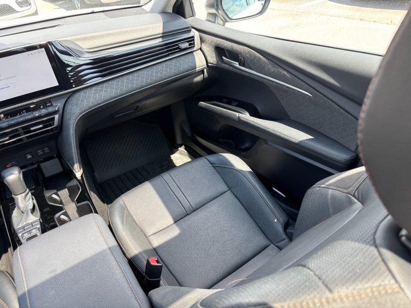 Toyota Camry Vehicle Full-screen Gallery Image 15