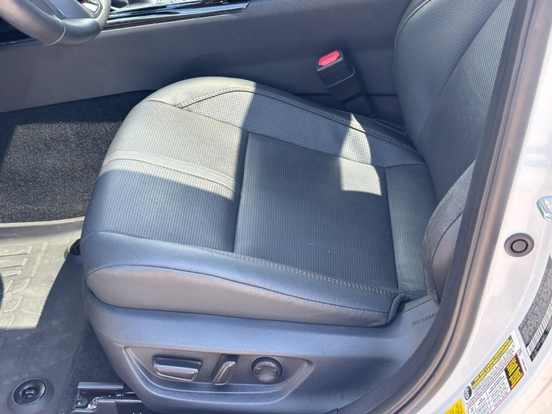 Toyota Camry Vehicle Full-screen Gallery Image 17