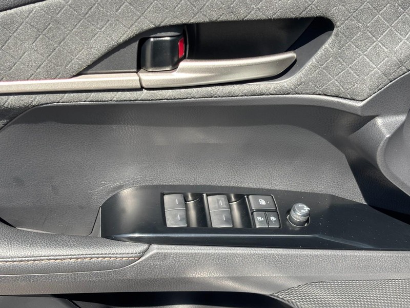 Toyota Camry Vehicle Full-screen Gallery Image 18