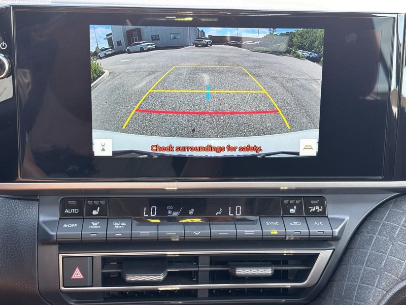 Toyota Camry Vehicle Full-screen Gallery Image 23