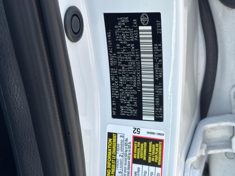 Toyota Camry Vehicle Full-screen Gallery Image 24