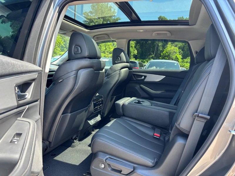 Acura MDX Vehicle Full-screen Gallery Image 12