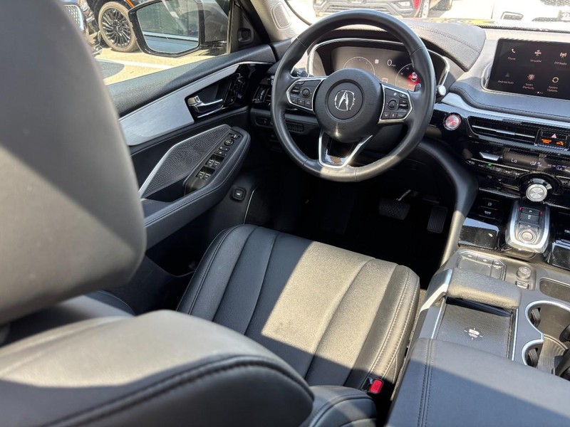 Acura MDX Vehicle Full-screen Gallery Image 13
