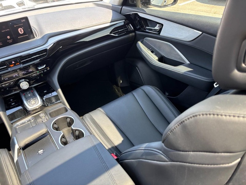 Acura MDX Vehicle Full-screen Gallery Image 15