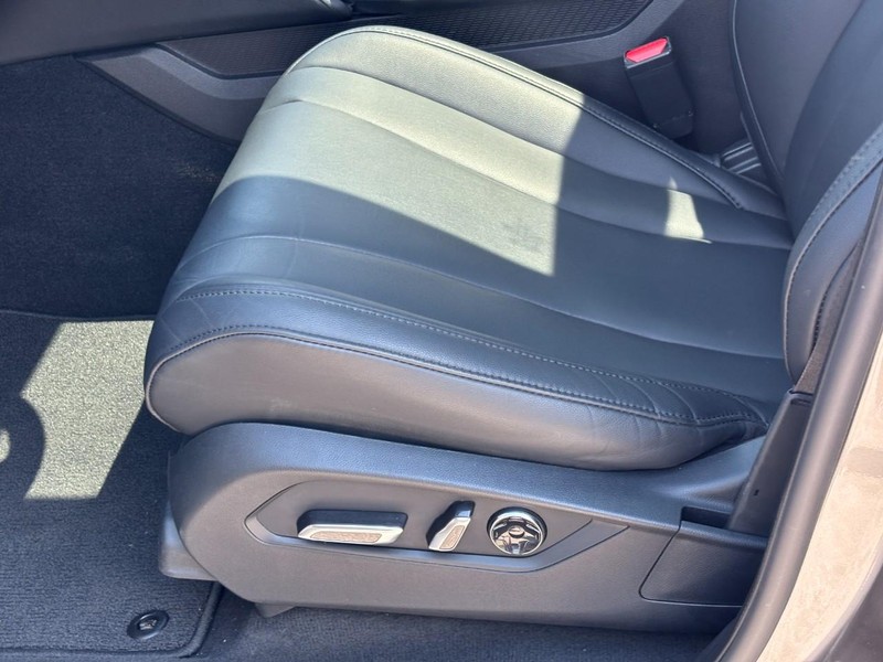 Acura MDX Vehicle Full-screen Gallery Image 16