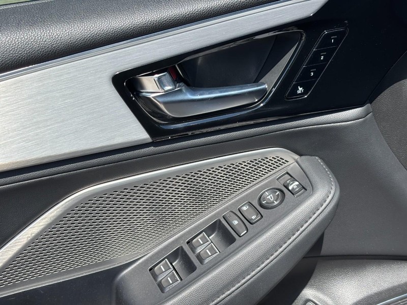 Acura MDX Vehicle Full-screen Gallery Image 17