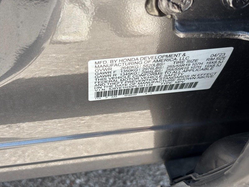 Acura MDX Vehicle Full-screen Gallery Image 24