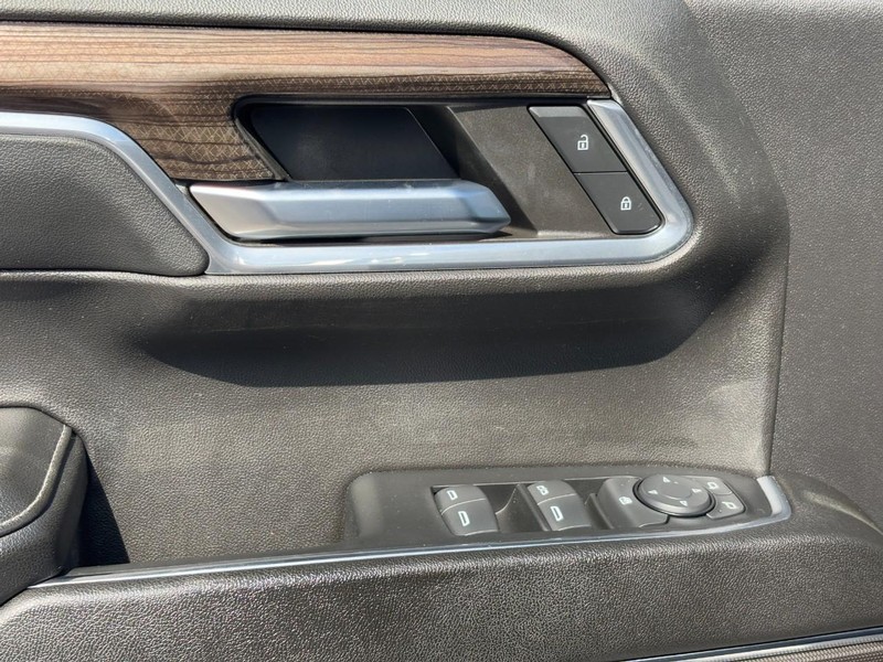 Chevrolet Silverado 1500 Vehicle Full-screen Gallery Image 18