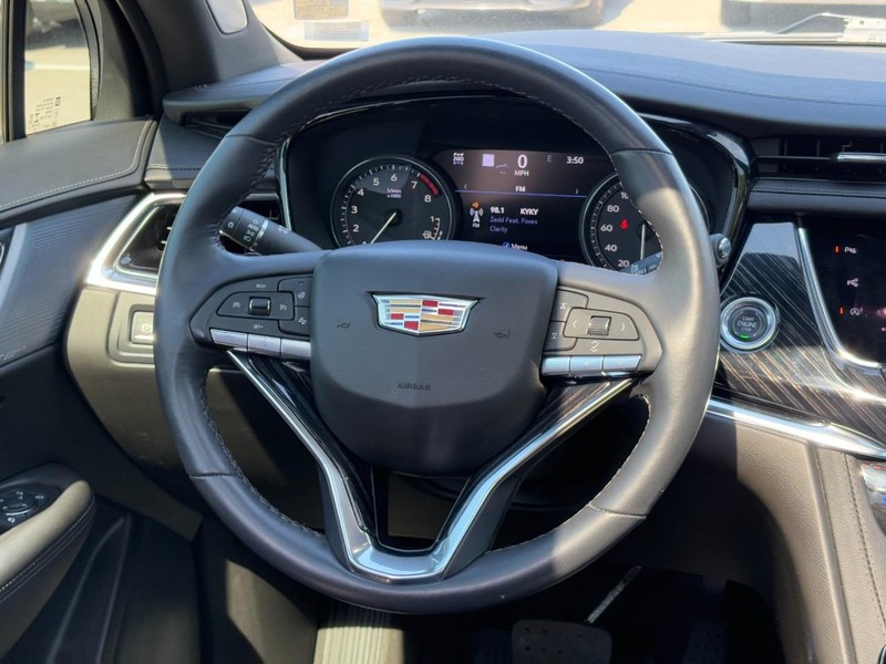 Cadillac XT6 Vehicle Full-screen Gallery Image 16