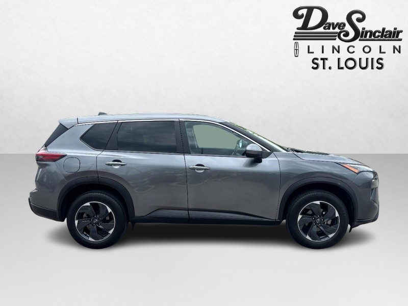 Nissan Rogue Vehicle Full-screen Gallery Image 02