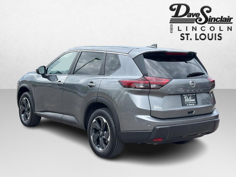 Nissan Rogue Vehicle Full-screen Gallery Image 05