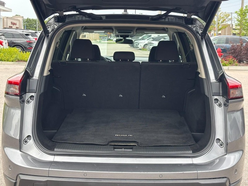 Nissan Rogue Vehicle Full-screen Gallery Image 10