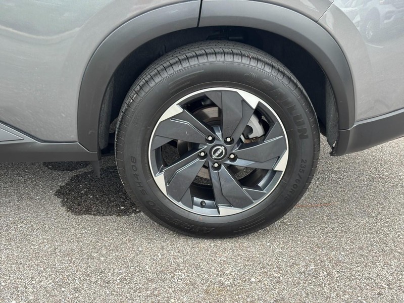 Nissan Rogue Vehicle Full-screen Gallery Image 11