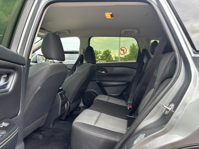 Nissan Rogue Vehicle Full-screen Gallery Image 12