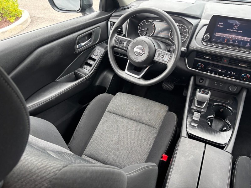 Nissan Rogue Vehicle Full-screen Gallery Image 13