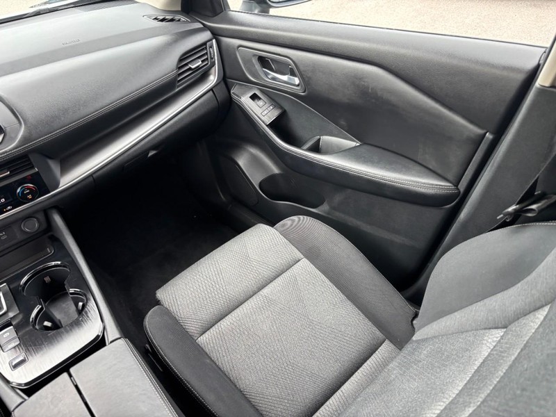 Nissan Rogue Vehicle Full-screen Gallery Image 15