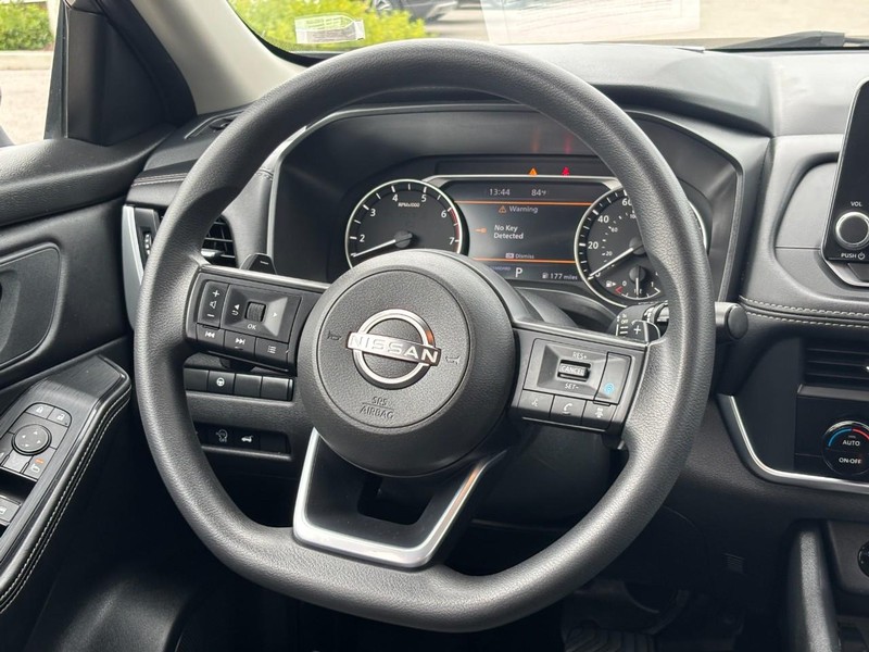 Nissan Rogue Vehicle Full-screen Gallery Image 16