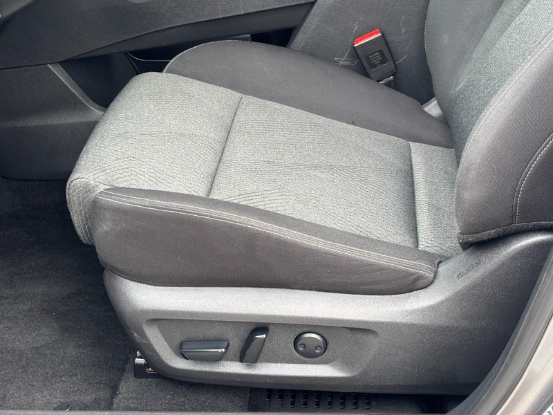 Nissan Rogue Vehicle Full-screen Gallery Image 17