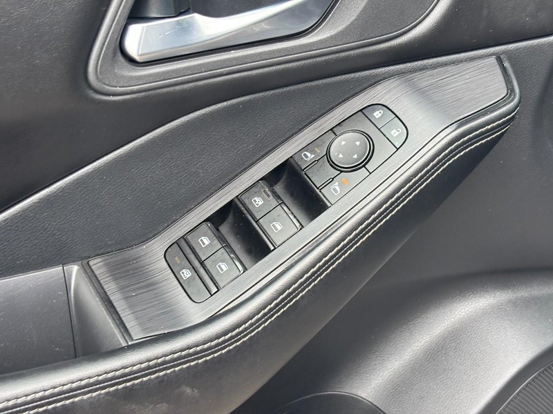 Nissan Rogue Vehicle Full-screen Gallery Image 18