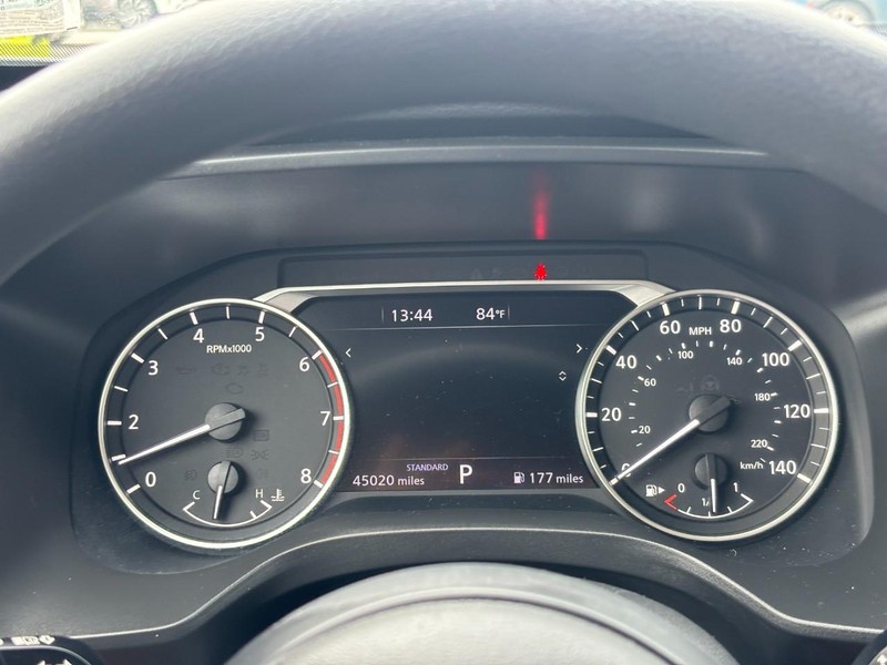 Nissan Rogue Vehicle Full-screen Gallery Image 19