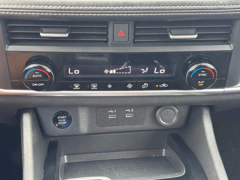 Nissan Rogue Vehicle Full-screen Gallery Image 22